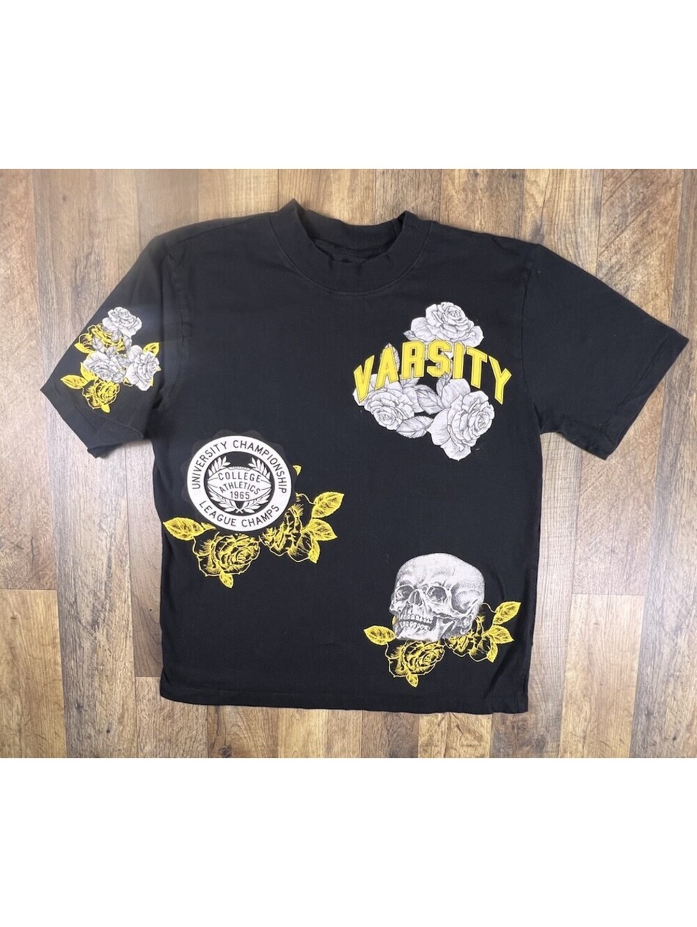 Upstanders Skull Varsity Roses College Athletics Sports Graphic Tee Medium Boxy